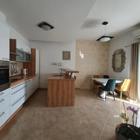 Grey House Apartment *